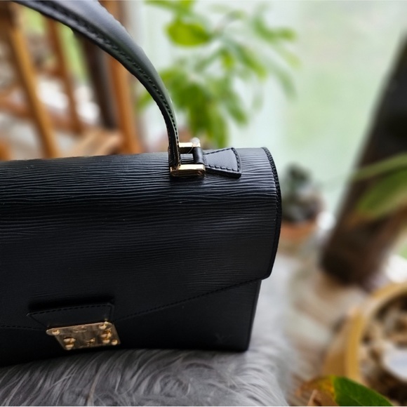 Authentic Louis Vuitton Epi Concorde Handbag - Picture 4 of 13